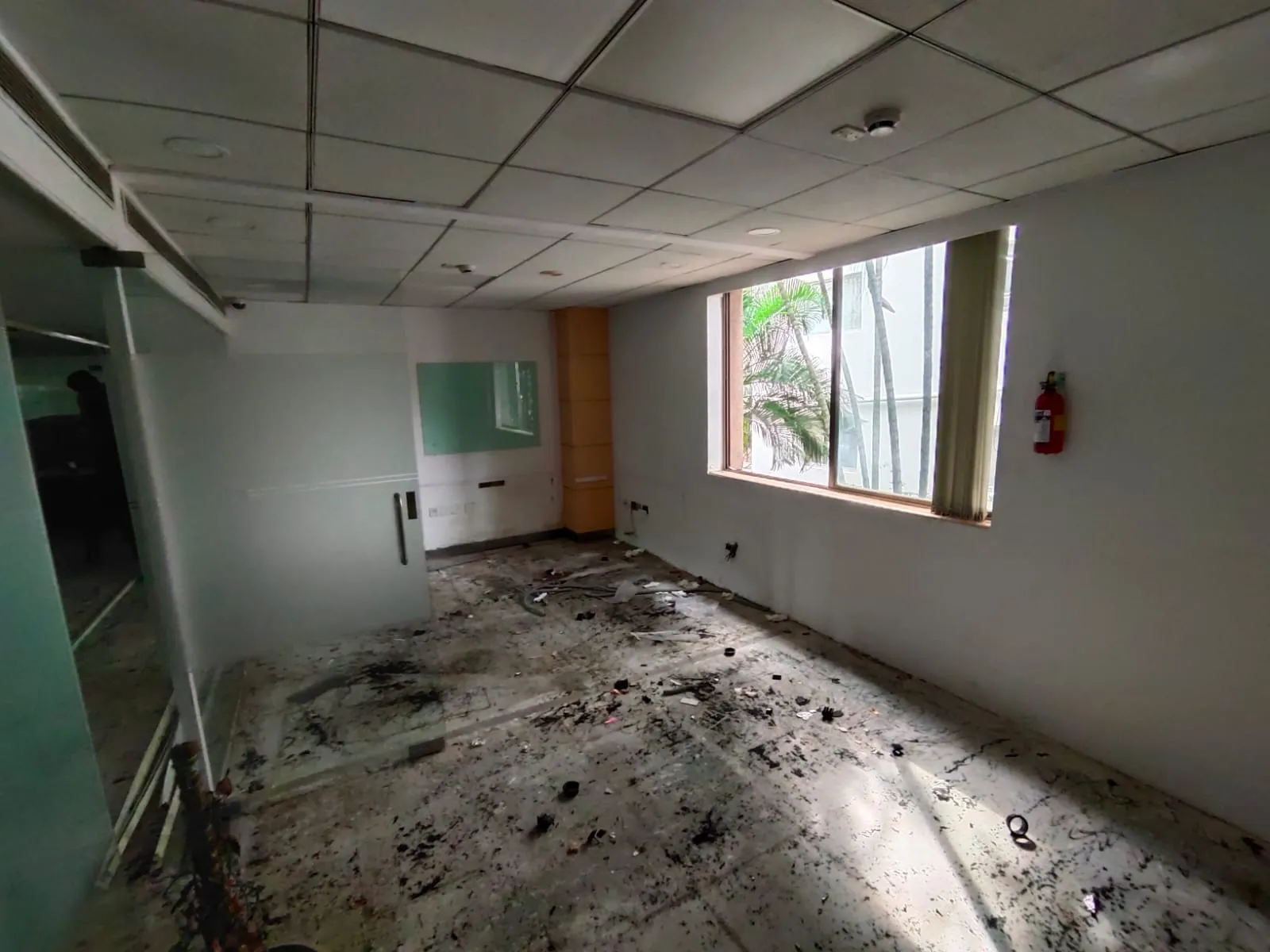 Walkthrough evaluation detailing a fully configured corporate space before decommissioning and corporate office dismantling Bangalore clearance.
